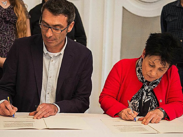 Sozialministerin Katrin Altpeter und M...Q unterzeichnen die  Zielvereinbarung.  | Foto: dpa