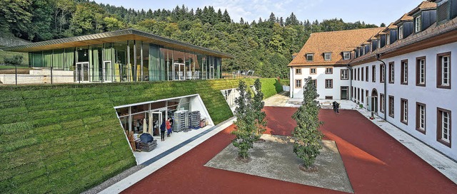 Kontraste: der in den Hang gebaute UWC...d Auditorium  hinter der alten Kartaus  | Foto: Bernhard Strauss