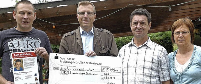 Doris und Lothar Vetter (rechts) berr...e (links) einen Scheck ber 3100 Euro.  | Foto: Jrgen Schweizer