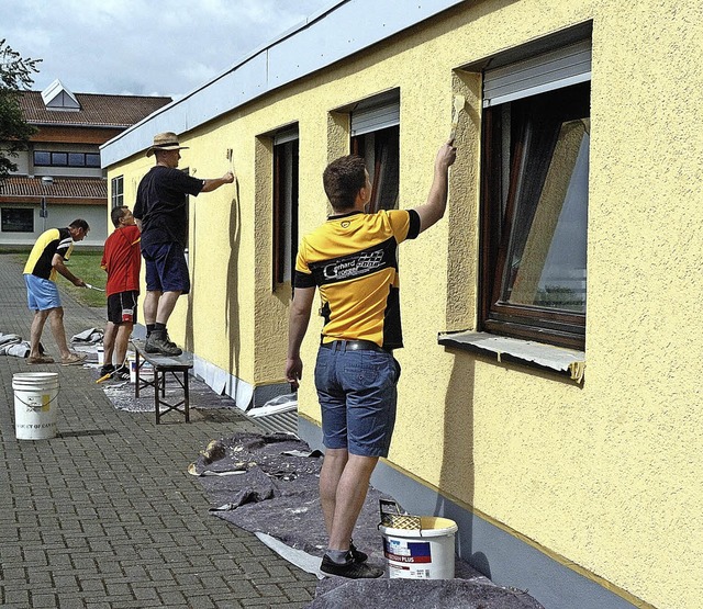 Mehr als 250 Arbeitsstunden leisteten ...eiten auf dem Stadiongelnde in Wyhl.   | Foto: Schweizer