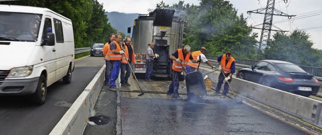 Rechts Autos, links Autos, in der Mitt...ibt&#8217;s zwei Wochen Vollsperrung.   | Foto: Sylvia Timm