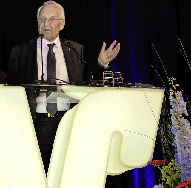 Edmund Stoiber bei seinem Vortrag in der Waldkircher Stadthalle.  | Foto: Nikolaus Bayer