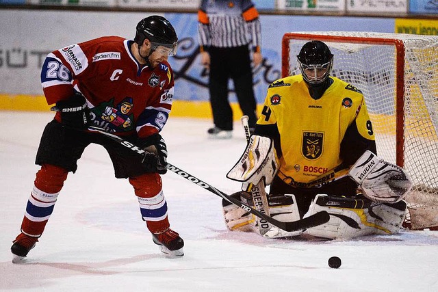 Philipp Riele (links) geht knftig ge... im Trikot der Tlzer Lwen) aufs Eis.  | Foto: Patrick Seeger