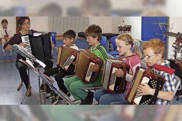 Kinder entdecken die Welt der Musik