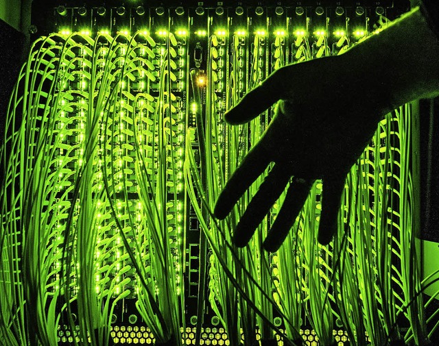 Glasfaser soll dem Internet Beine mach...chwindigkeitsinternet zusammenlaufen.   | Foto: Daniel Reinhardt/DPA