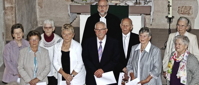 Eiserne Konfirmation (65 Jahre) feiert...m mit  Pfarrer Jrgen Debus (hinten).   | Foto: Sedlak