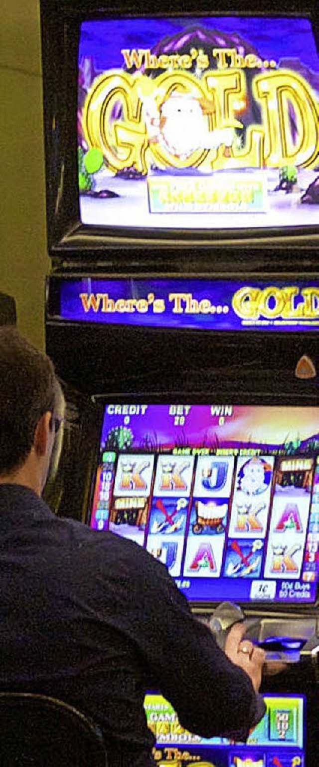 Der eine gewinnt Geld am Automaten, de...sich per berfall auf die Spielothek.   | Foto: dpa