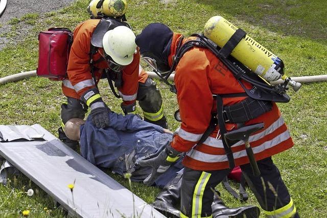 Der lokalen Feuerwehr bei der Arbeit zuschauen