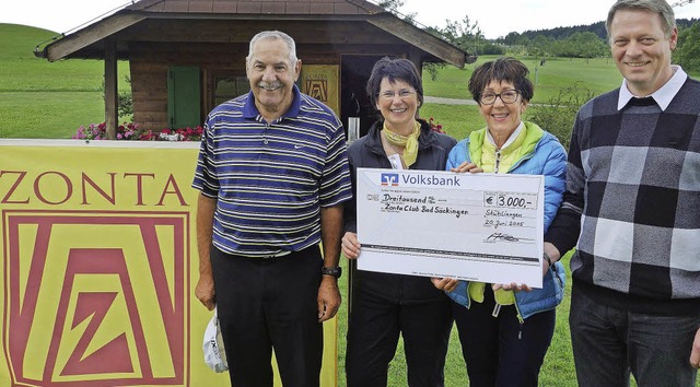 Fritz Ilg, Vorstand des Golfclubs, Kat...s (von links) mit dem Spendenscheck.    | Foto: Andreas Mahler