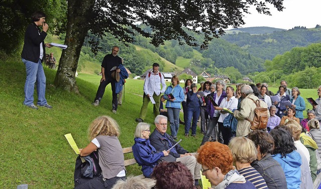 &#8222;Im schnsten Wiesengrunde&#8220...r der Leitung von Karin Karle (links).  | Foto: Gabriele Hennicke