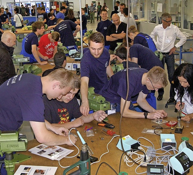 Auszubildende untersttzen Jugendliche...bungen am Tag der offenen Ausbildung.   | Foto: IMS Gear