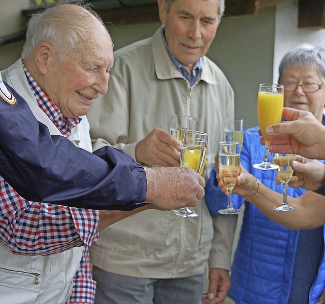 Gemeinsames Anstoen auf den 90. Geburtstag von  Hermann Nickola (links)  | Foto: Heinz Vollmar