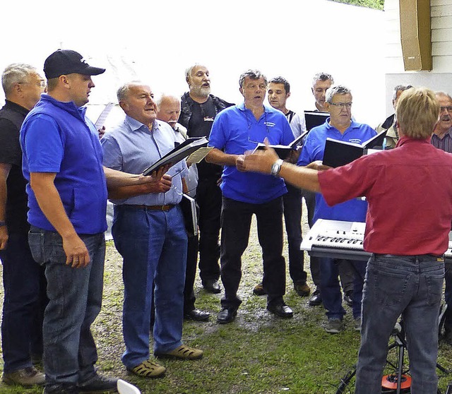 Feuchtes Hsinger Waldfest: Regengesn...r unter Leitung von Dieter Waibel an.   | Foto: Vera Winter