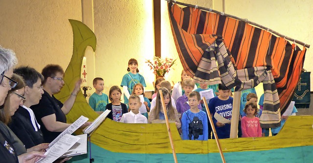 Der Gospelchor und der Kinderchor unte...;Die Stillung des Sturmes&#8220; auf.   | Foto: doris dehmel