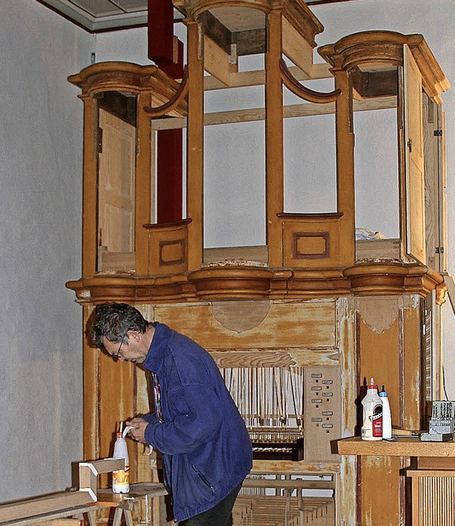 Orgelbaumeister Amadeus Junker hat mit...rtinskirche Marzell wieder einzubauen.  | Foto: Rolf-Dieter Kanmacher
