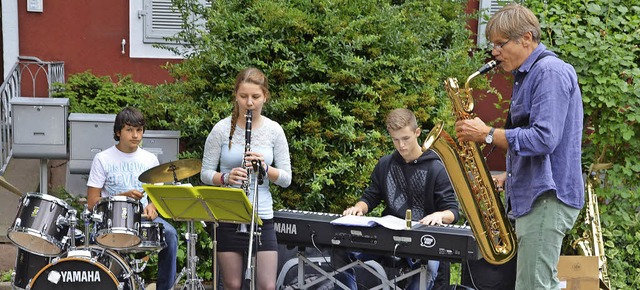 Das Ensemble der Jugendmusikschule wes...elte  auf dem Breisacher Neutorplatz.   | Foto: Hans-Jochen Voigt