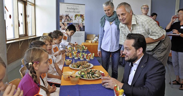 Junges Gemse spricht mit dem Minister...er und Beate Mnche von Claras Kerni.   | Foto: Thomas Kunz