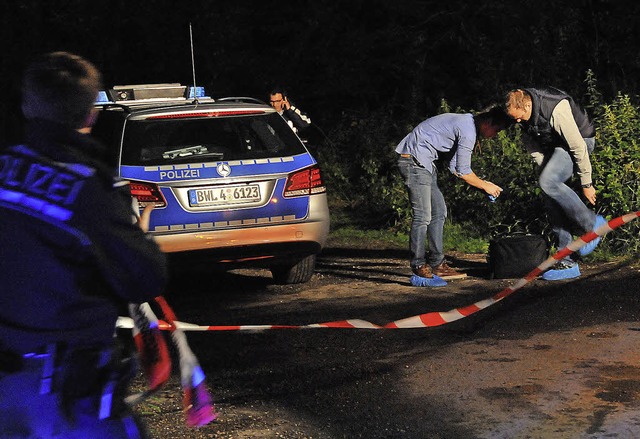 Polizisten bereiten sich vor zur Unter...des Tatorts im Offenburger Stadtwald.   | Foto: Helmut Seller