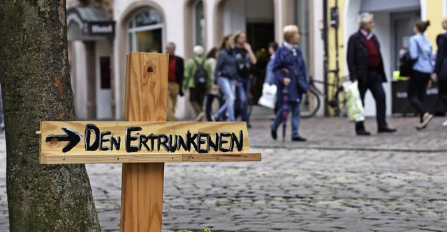 In Freiburg steht ein symbolisches Gra...an die vielen ertrunkene Flchtlinge.   | Foto: DPA