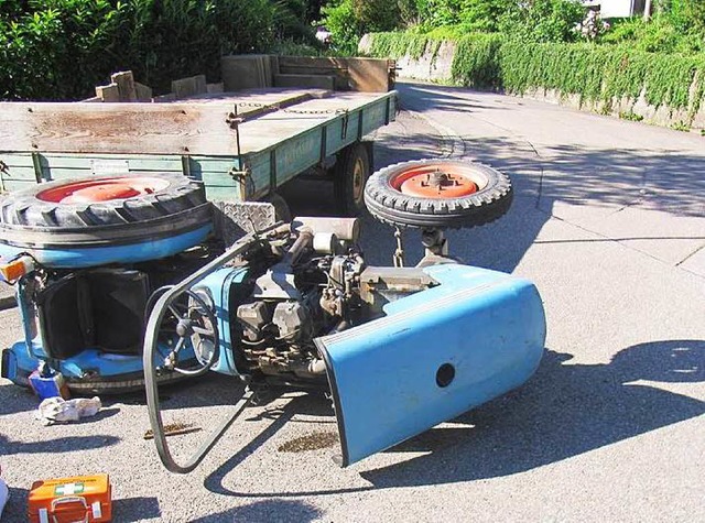 Kleiner Traktor, schwerer Anhnger &#8211; das war zu viel.  | Foto: Polizei