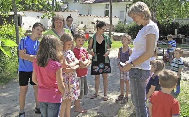 Ulla Heiming dankte den Kommunionkinde...er Gestaltung des Auenspielbereichs.   | Foto: Ruth Seitz