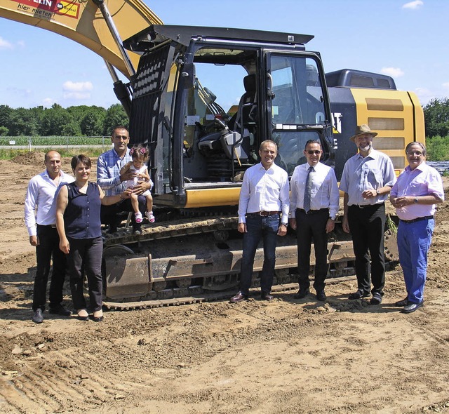 Spatenstich fr neue Tankstelle<Text> ...warz und Karl-Heinz Schneider. </Text>  | Foto: Helmut Hassler