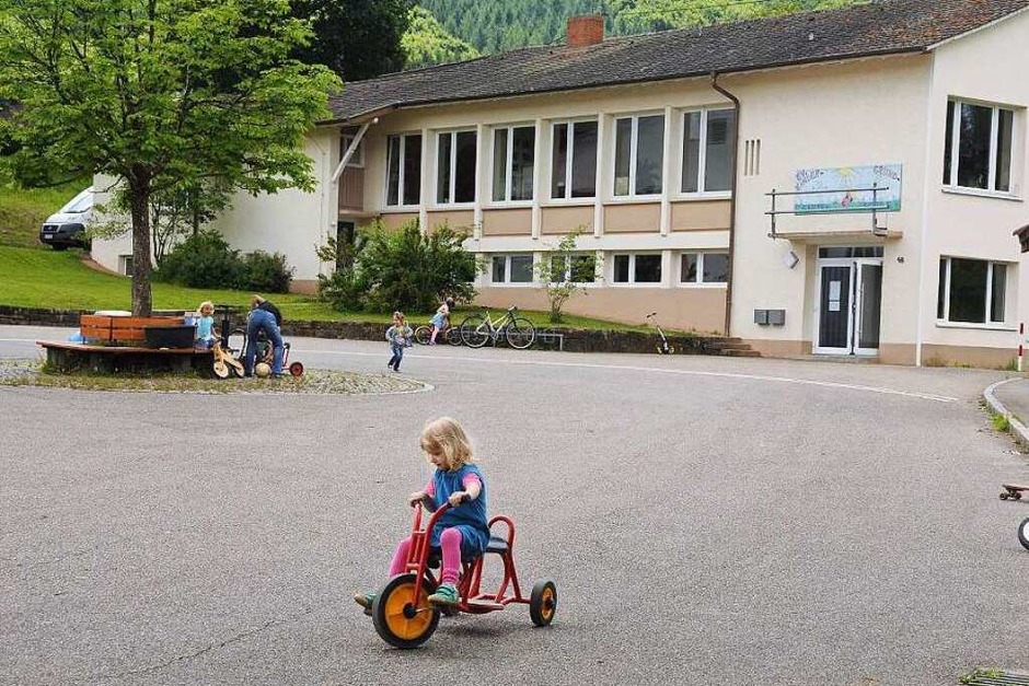 Ein quicklebendiges Dorf, das Schule macht, ist Weitenau. Ortsvorsteherin Freya Bachmann findet vor allem den Zusammenhalt der rund 550 Einwohner typisch für Weitenau. (Foto: Robert Bergmann) Ein quicklebendiges Dorf, das Schule macht, ist Weitenau. Ortsvorsteherin Freya Bachmann findet vor allem den Zusammenhalt der rund 550 Einwohner typisch für Weitenau. (Foto: Robert Bergmann)