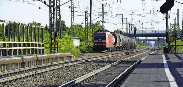 Mllheim und Auggen kmpfen bis zuletz...dass die Gterzge in den Trog kommen.  | Foto: Volker Mnch