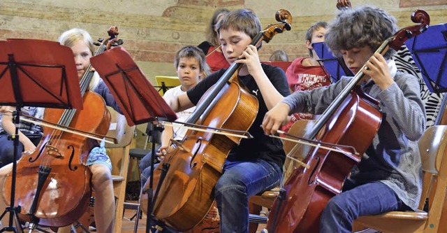 Die jungen Musiker aus den Streicherkl...operation mit der Musikschule Mllheim  | Foto: B. Ehrlich