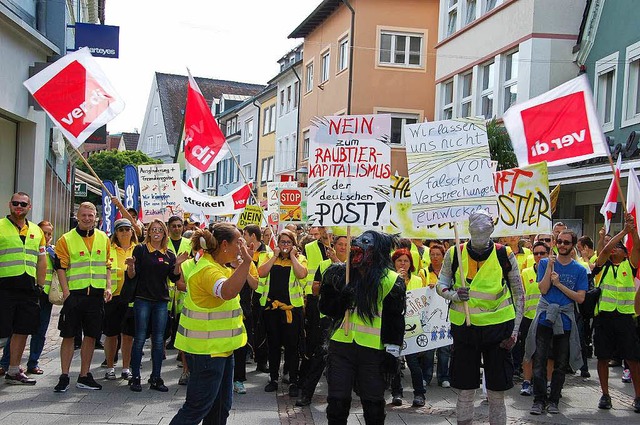 Rund 300 Postler demonstrierten am Don...fenburg gegen die Unternehmensleitung.  | Foto: hr