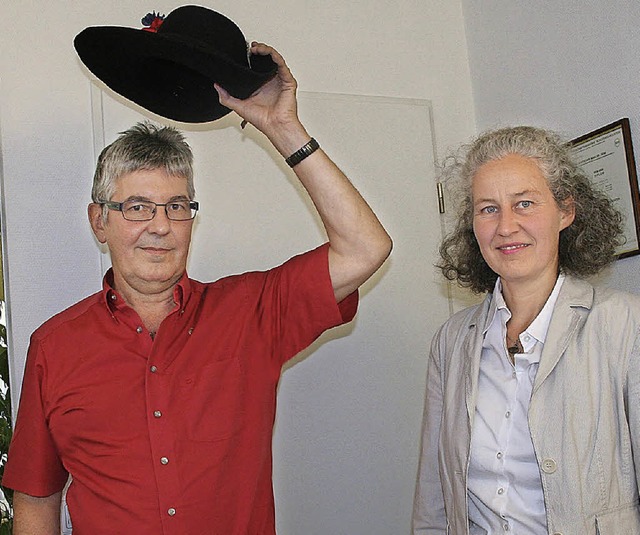 Da geht ihm der Hut hoch: Immobilienmakler Wolfgang Bhler und Henriette Rauch.  | Foto: Jung