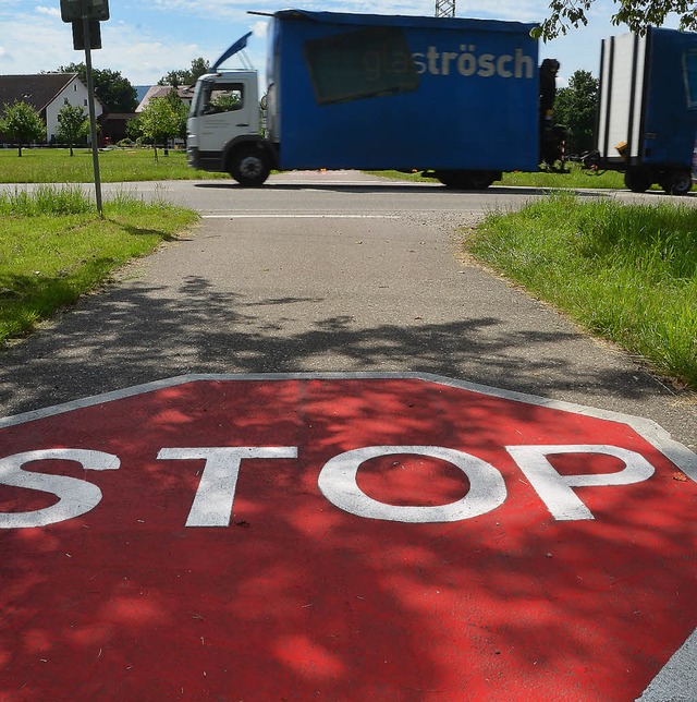 Der Verkehr kommt mal von links, mal von rechts auf der B34.  | Foto: Ingrid Bhm-Jacob