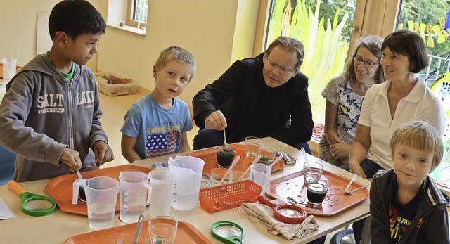 Thomas Drflinger, Kindergartenleiteri...nks) experimentieren mit den Kindern.   | Foto: privat