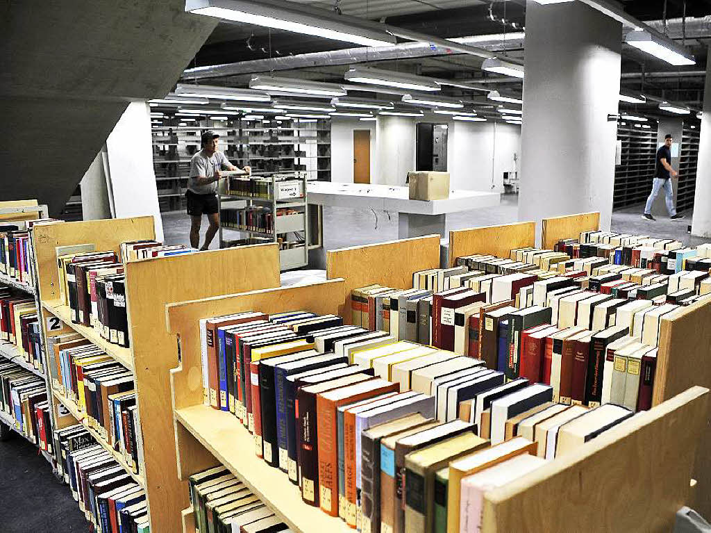 380 000 Bcher mssen von der UB1 in die neue Bibliothek, das wren aneinandergereiht 20 Kilometer. 150 000 davon sind nicht entleihbarer Lesesaalbestand.