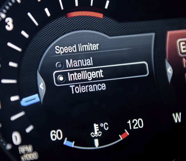 Der intelligente Tempomat  reduziert d... die vorgeschriebene Geschwindigkeit.   | Foto: Ford/dpa