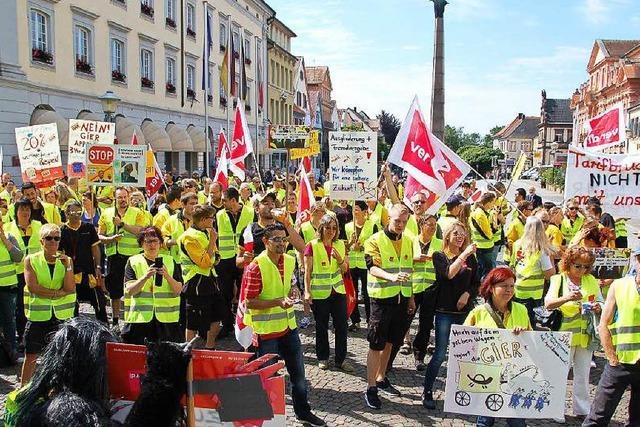 Demo in Offenburg: Empörung über den Post-Vorstand
