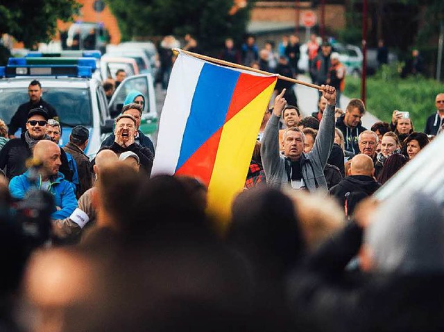 Demonstranten mit deutsch-ruissischer ...ingsunterkunft im schsischen Freital   | Foto: dpa