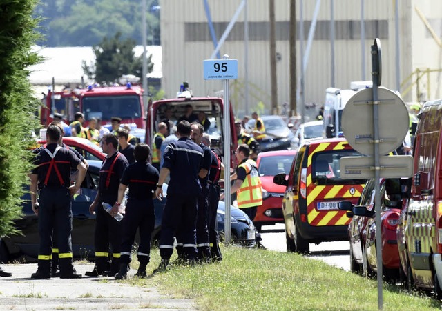 Bei einem Anschlag auf eine Fabrik unw...dt Lyon ist ein Mensch gettet worden.  | Foto: AFP