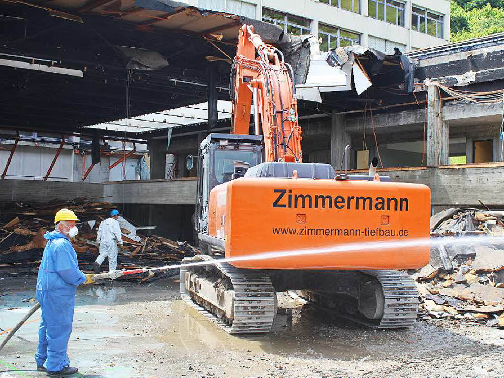 Der Abbruch der Zeller Stadthalle, die einem greren Drei-Feld-Hallenbau weichen musste, ist abgeschlossen