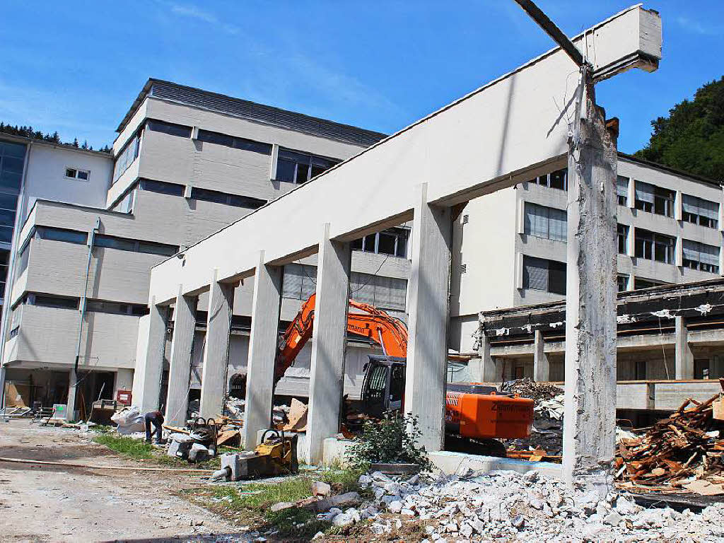 Der Abbruch der Zeller Stadthalle, die einem greren Drei-Feld-Hallenbau weichen musste, ist abgeschlossen