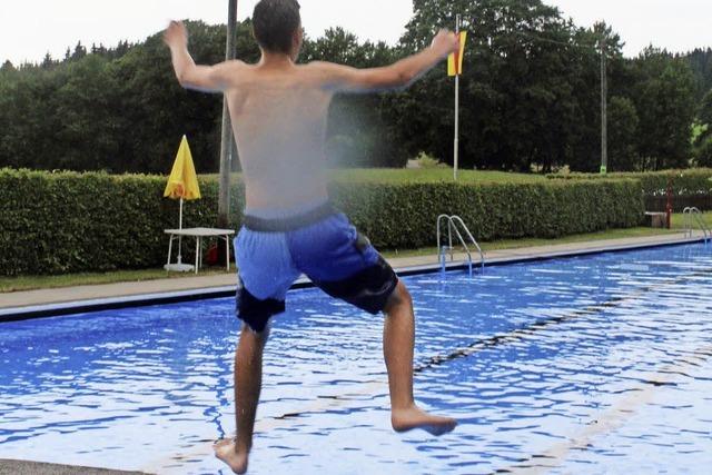 Einige Mutige springen ins 16 Grad warme Wasser