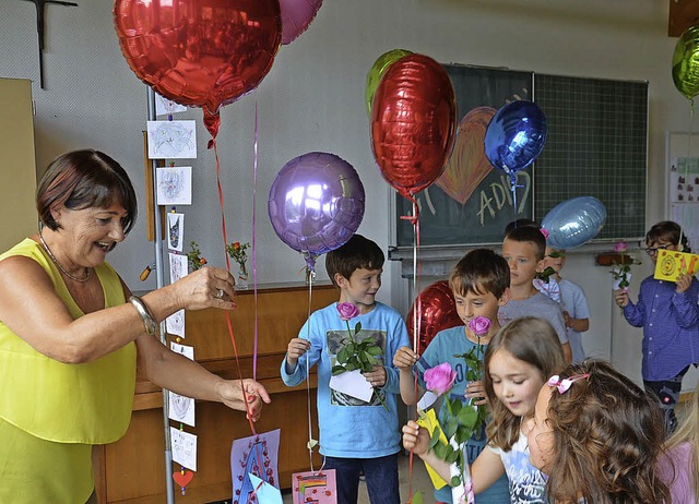 Die Zweitklssler, deren Klassenlehrer...hied Luftballons mit Postkarten daran.  | Foto: Alexandra Wehrle