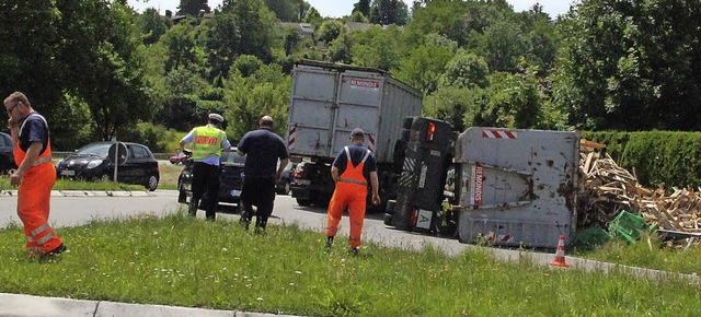 Ein Lkw-Anhnger, der  Holz geladen ha...317-Ausfahrt Richtung Wehr umgekippt.   | Foto: Anja Bertsch