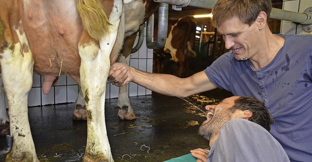 Direkt von der Kuh in den Mund &#8211;... Michael probieren die frische Milch.   | Foto: Alexandra Wehrle