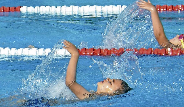 Fast synchron: Zwei Mdchen beim Schwimmen. Danach war gleich das Laufen dran.    | Foto: Martina Weber-Kroker