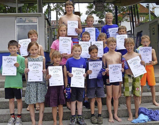 Die erfolgreichen Junior-Schwimmerinne...eim DLRG-Wettkampf mit ihren Urkunden.  | Foto: Ilona Seifermann
