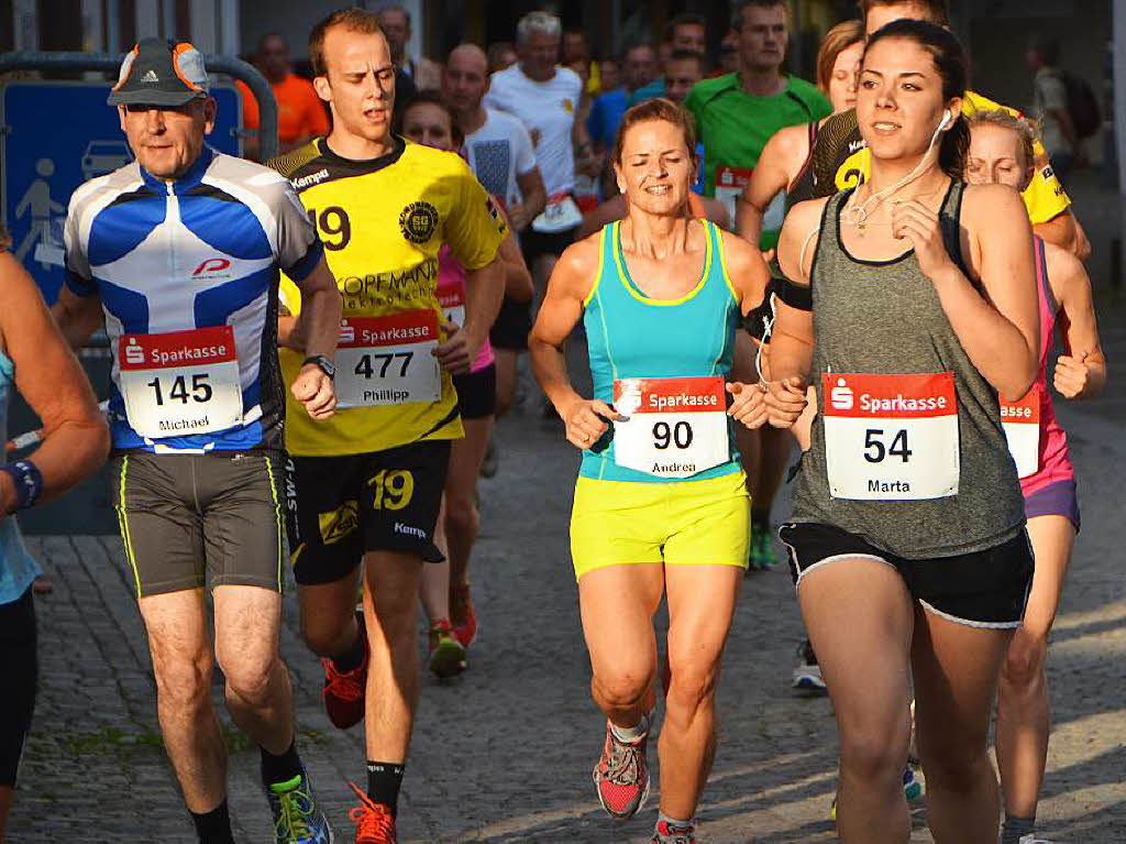 Laufen in der Abendsonne: 300 nahmen den „Emmendinger 10er“ unter die Laufschuhe.