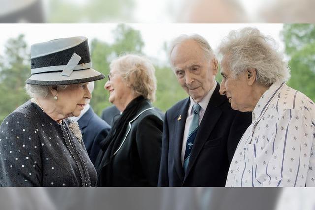 Die Queen trifft KZ-berlebende in Bergen-Belsen