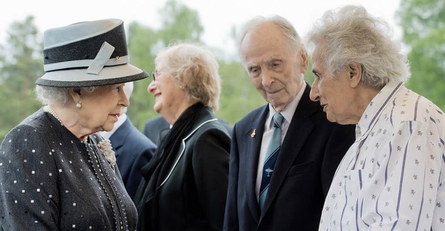 Knigin Elisabeth im Gesprch mit ehem... Insassen des KZ-Lagers Bergen-Belsen   | Foto: dpa