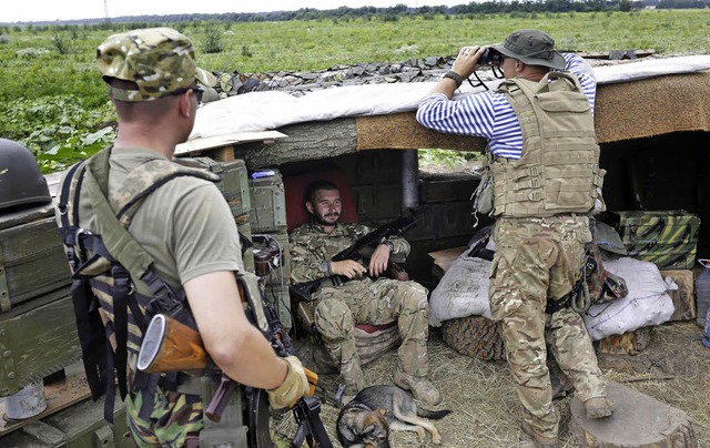 Ukrainische Soldaten beobachten den Gegner, pro-russische Separatisten.   | Foto: AFP
